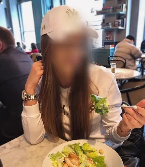 Chiara, 32