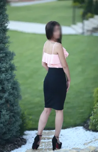 Laura, 27