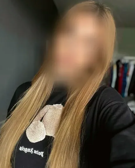 Manuela, 28