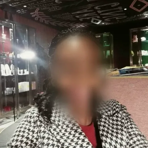 Sandra, 39